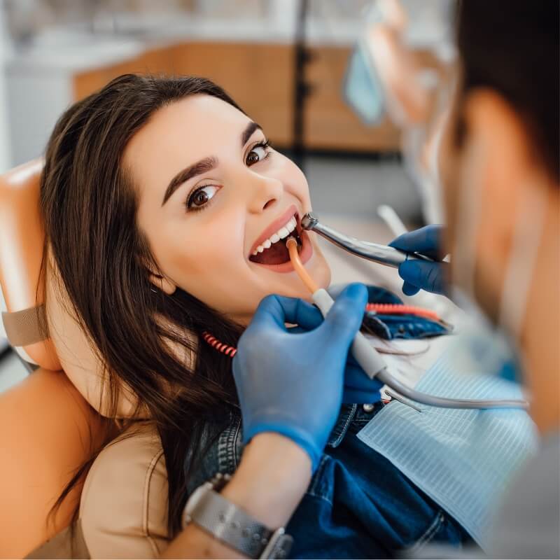 Paciente sorrindo após tratamento na Clínica Benvenutti